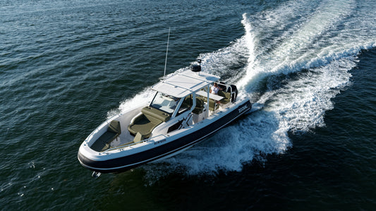 Zodiac X10CC high performance RIB in actie op open water met hoge snelheid