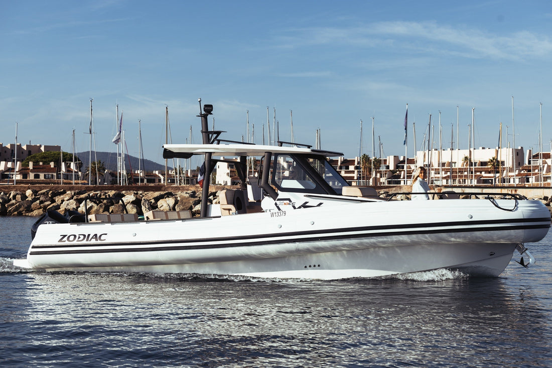 Zodiac X10CC 10 meter jachttender varend in havenomgeving