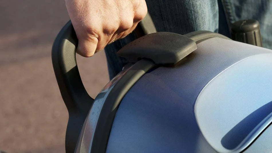 Detail van de ergonomische draaghandgreep van een Yamaha buitenboordmotor, waarbij de motor eenvoudig wordt opgetild en vervoerd.