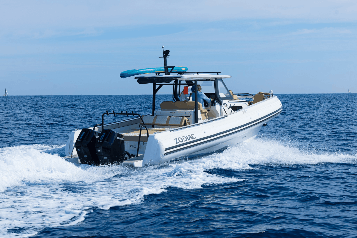 Zodiac X10CC high performance RIB op hoge snelheid varend over zee